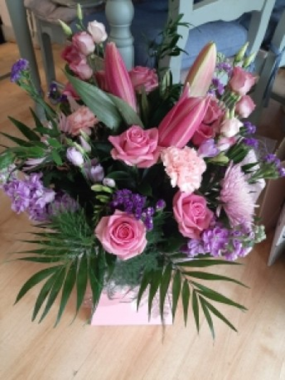 Pink and Lilac Bouquet - This will be a beautiful bouquet created by one of our talented florists and include a mix of fresh pink and lilac flowers with a variety of foliage and presented in one of our boxes with food and water for longer lasting stems. If you would like to request specific flowers or colours to be included, please use the request box within the order form. We will do our best to fulfill this but depends on availability. If you would like to spend a different amount to stated, please amend the payment box as you wish.

size shown is medium